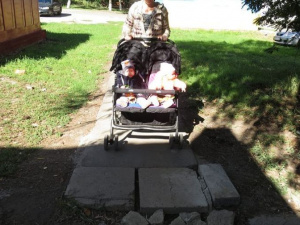 Мама с двумя младенцами показала, что путешествие по Мариуполю – это жесткий квест