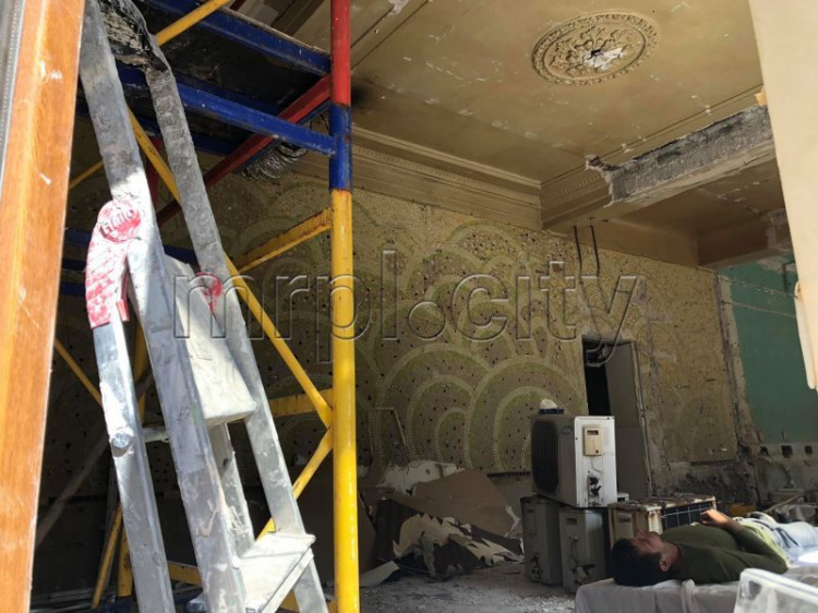 В Мариуполе интерьер известного ресторана скрывал мозаику с украинками