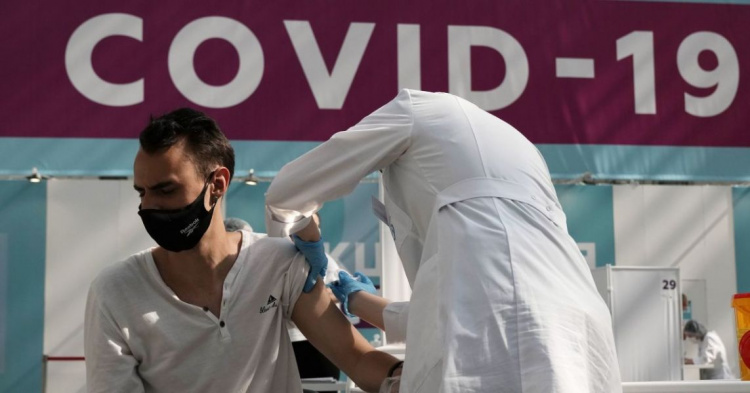 Чимало людей в світі помре: експерти закликали відмовитися від третьої дози вакцин проти коронавірусу