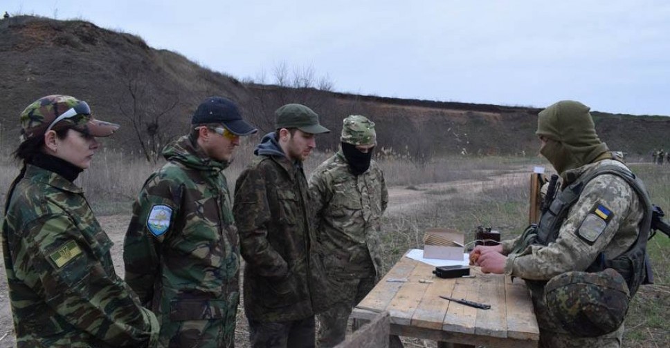 Мариупольцы, вступившие в отряд самообороны, учатся стрелять и подрывать (ФОТО)     