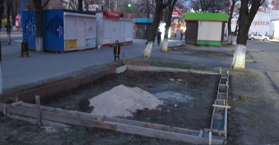 В центре Мариуполя зелёную зону захватил новый МАФ (ФОТО)