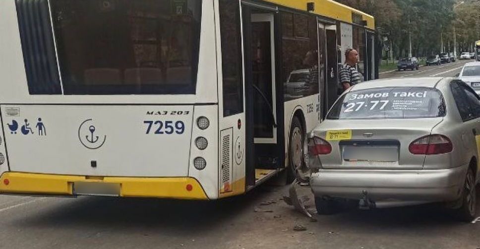 В Мариуполе столкнулись коммунальный автобус и такси