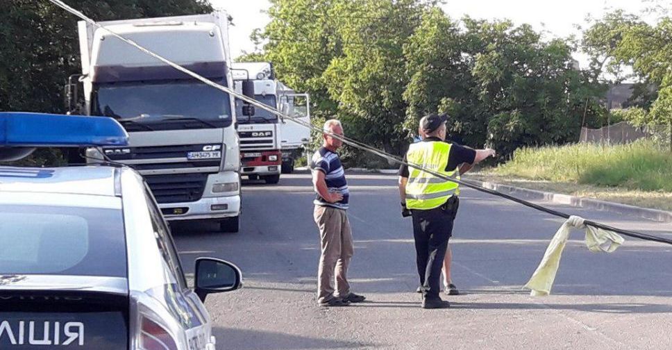 В Мариуполе автомобиль снес бетонный столб (ФОТО)