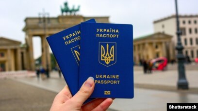 Присутність українців в ЄС - як біженці з України впливають на економіку Європи