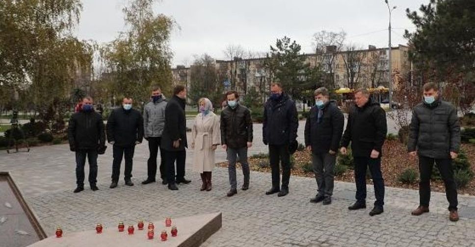 В Мариуполе возле новых памятников состоялся митинг ко Дню Достоинства и Свободы