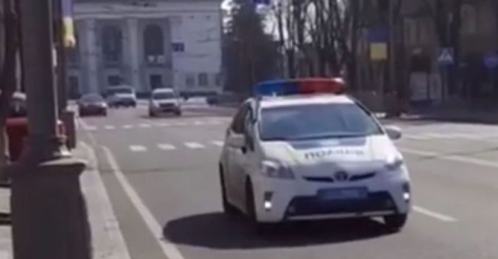Мариупольские патрульные через громкоговоритель призывают соблюдать режим карантина (ВИДЕО)