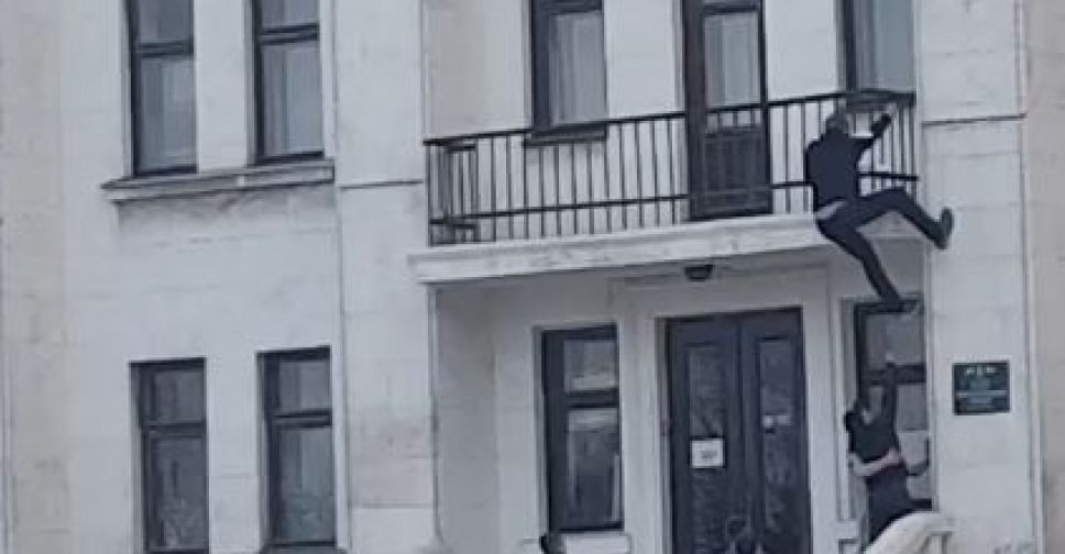 В Мариуполе подростки едва не разбили окно драмтеатра
