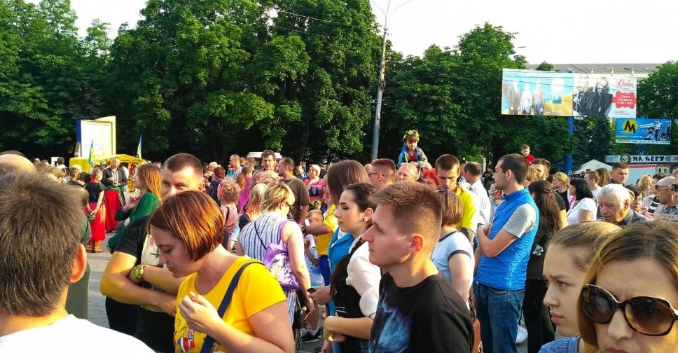В Мариуполе концерт в честь освобождения города проходит без электричества, но с пением гимна (ФОТО + ВИДЕО)
