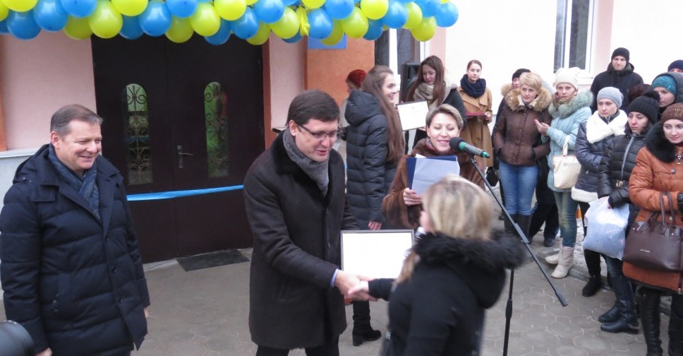 В Мариуполе семьи переселенцев получили квартиры в социальном общежитии (ФОТО)
