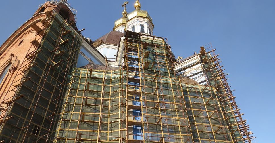 Самый большой храм Мариуполя обрел ярко-синий фасад и ограждается новым забором (ФОТО)
