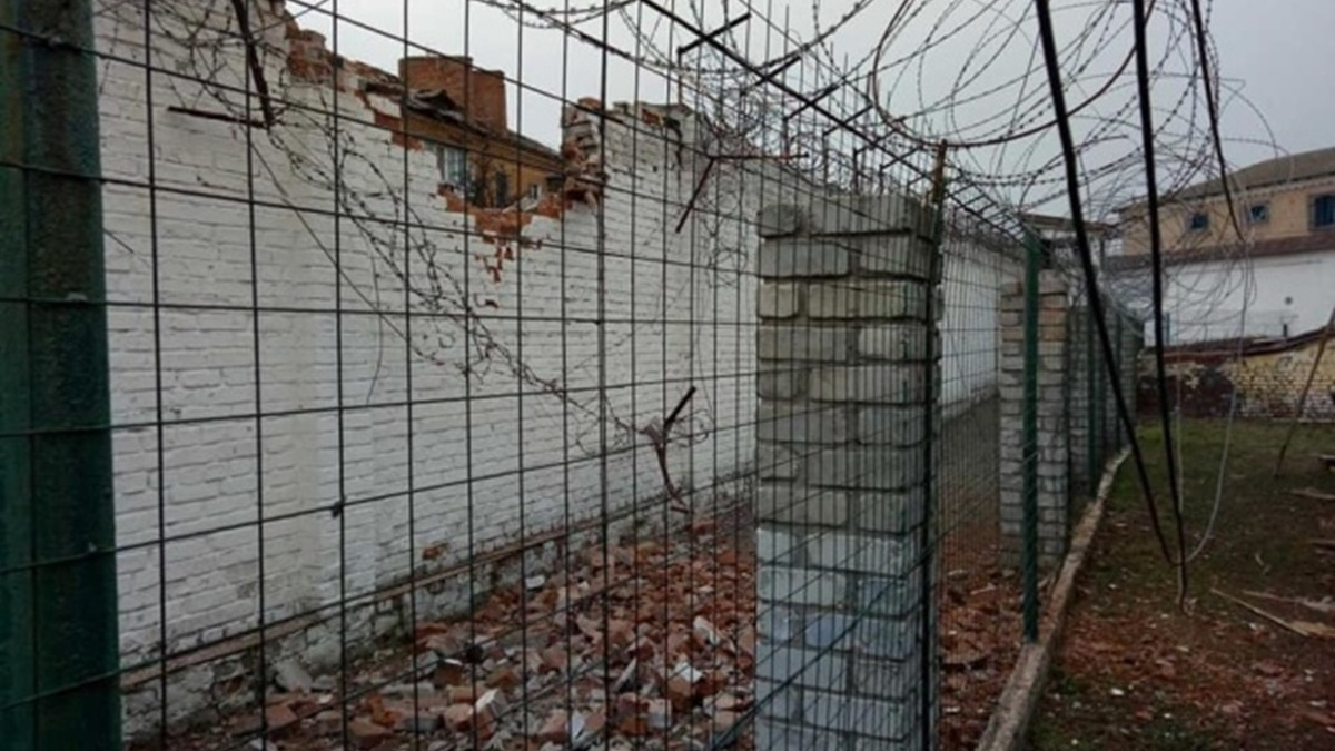 Прислужують днр та незаконно утримують людей у неволі: співробітників Маріупольського СІЗО підозрюють у держзраді
