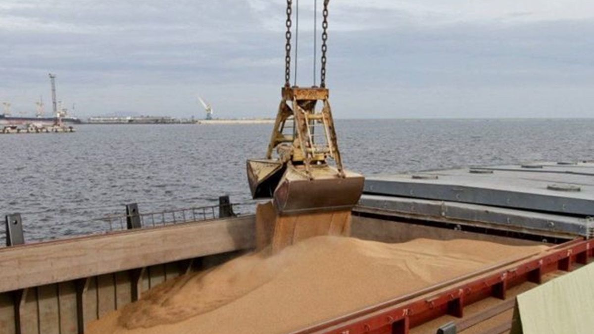 Росіяни вивозять зерно морем з Маріуполя, але брешуть про його кількість – деталі