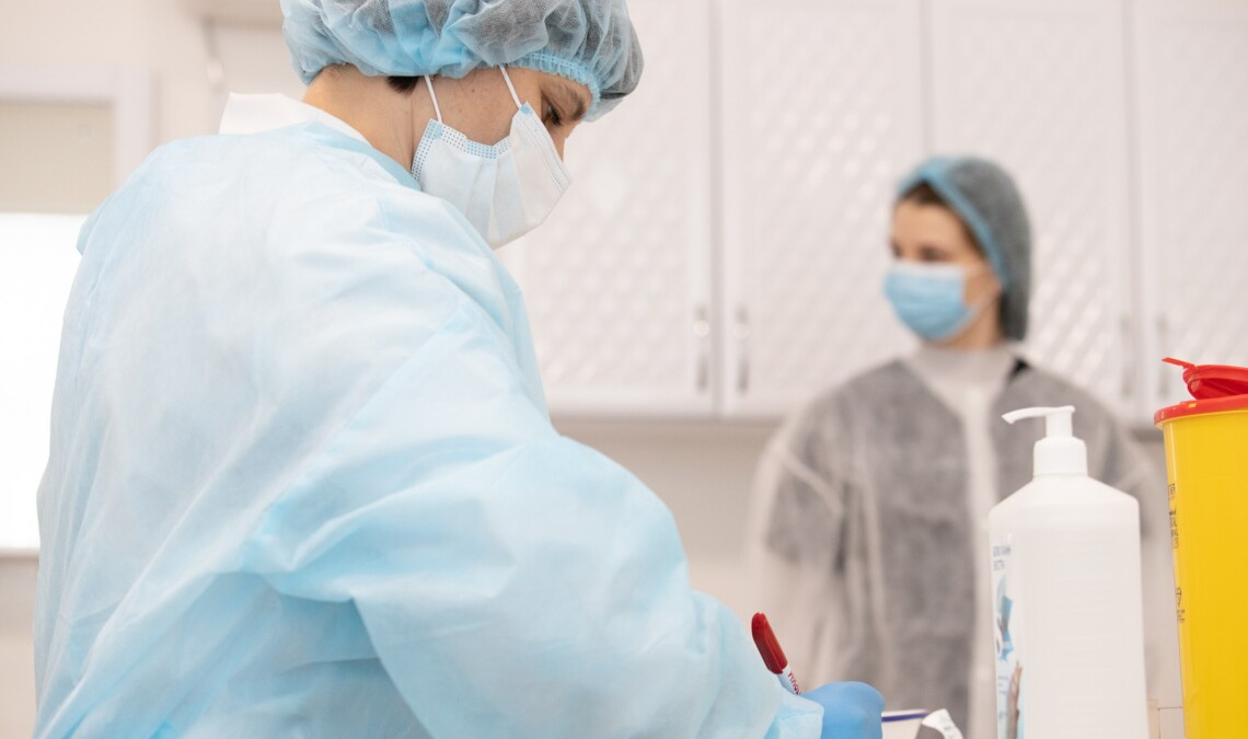 В Україні зростає захворюваність на грип, ГРВІ та COVID-19 – чи можуть ввести карантин