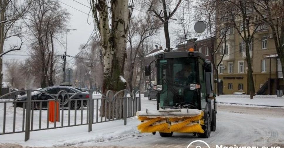 Для уборки снега в Мариуполе задействовали спецтехнику