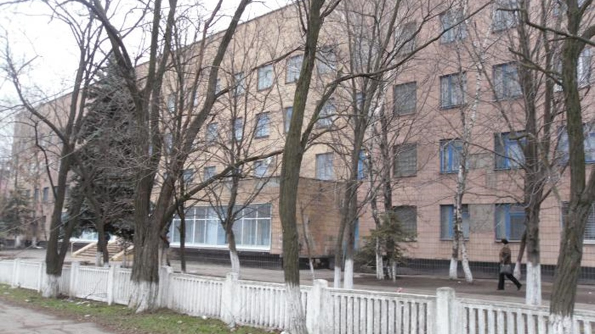 Черги з 6 ранку на холоді: маріупольці оббивають пороги поліклініки, щоб здати аналізи