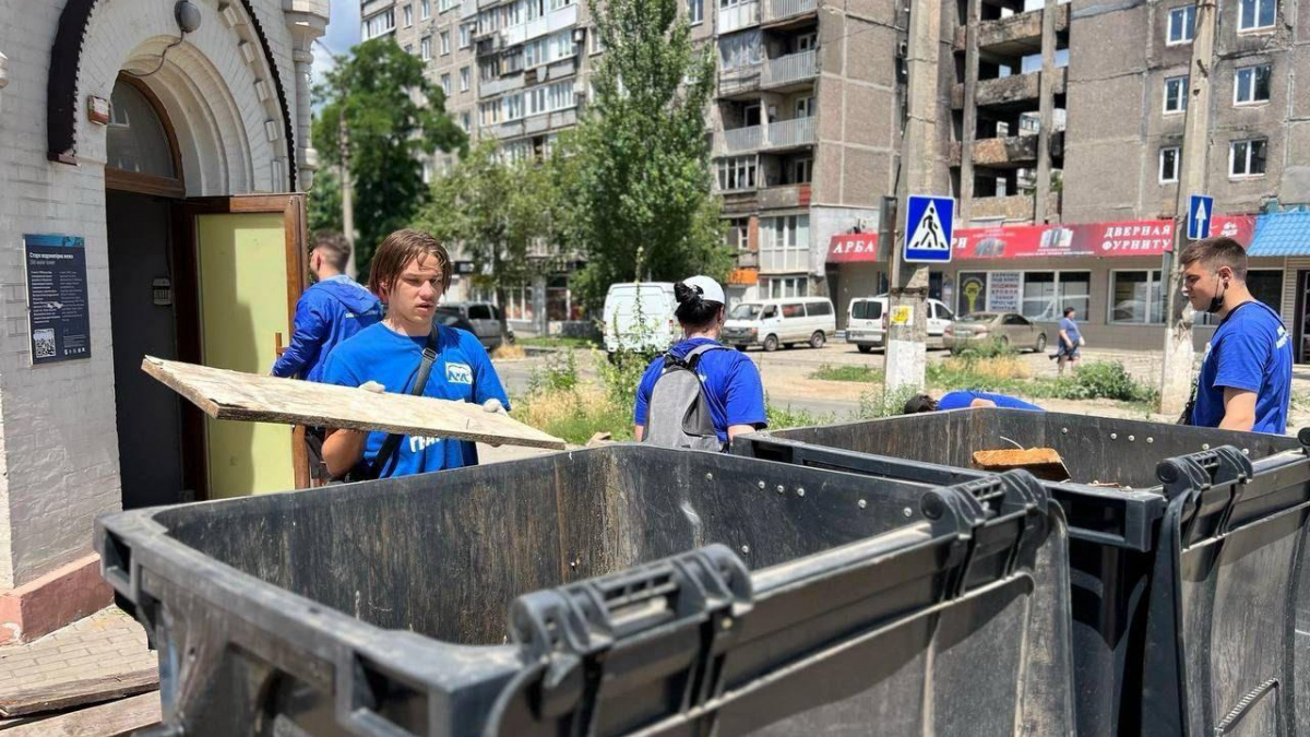 Меблі, техніка та сувеніри – росіяни винесли все майно з маріупольської Вежі