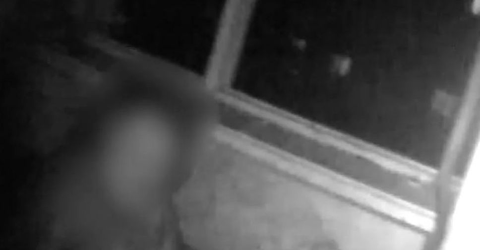 Как в Мариуполе спасали женщину, повисшую за окном четвертого этажа (ВИДЕО)