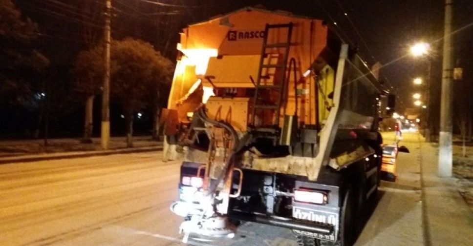 В Мариуполе для борьбы с гололедом вывели спецтехнику (ФОТО)