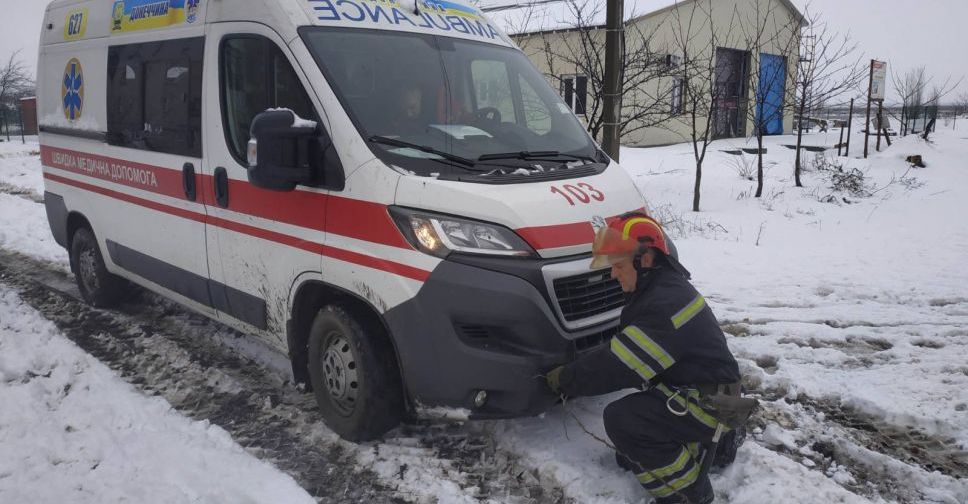 На Донетчине «скорая помощь» застряла в грязи на дороге. Потребовалась помощь спасателей