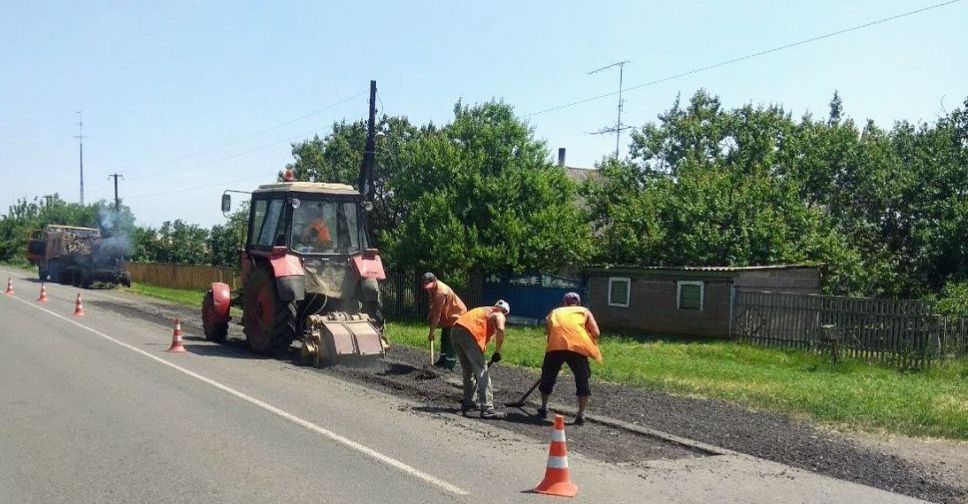На Донетчине закатают в «латки» дорог почти 200 млн гривен (ФОТО)