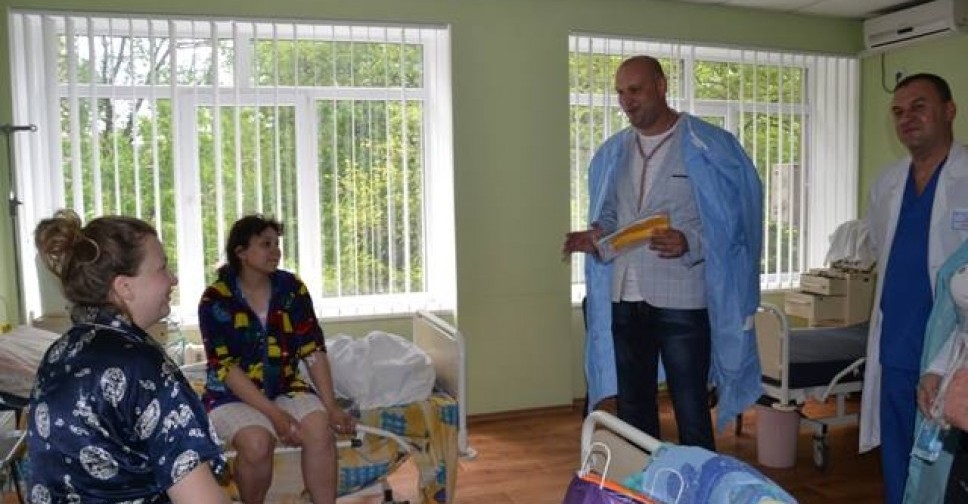 В Мариуполе рожденным в День вышиванки вручили вышиванки (ФОТО)
