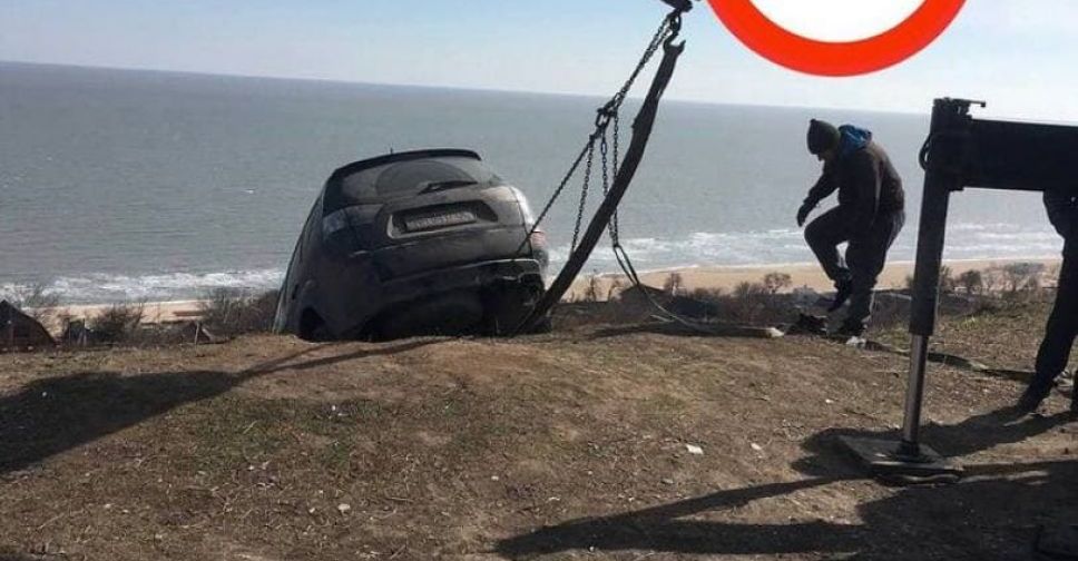 Слетел с обрыва: в Мариуполе с помощью техники вытащили автомобиль