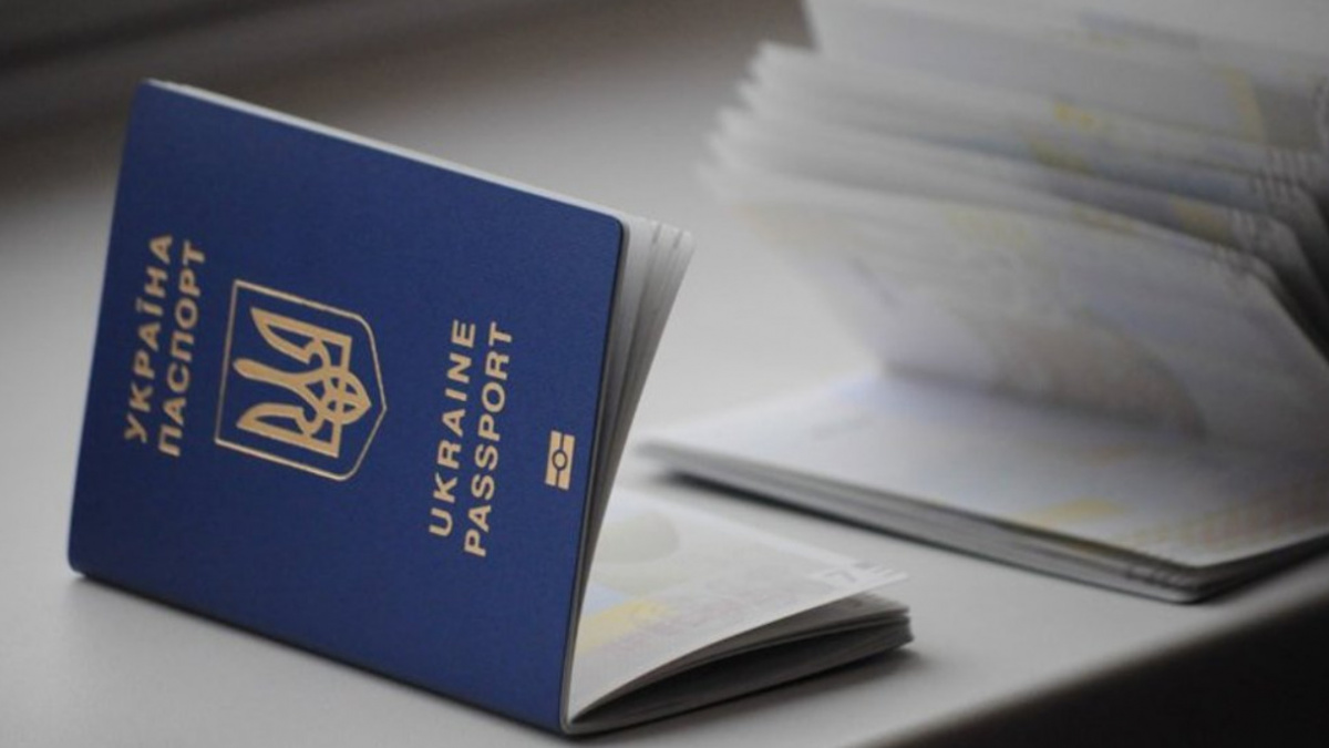 Чи видаватимуть українцям паспорти за кордоном: всі подробиці та реакція країн ЄС