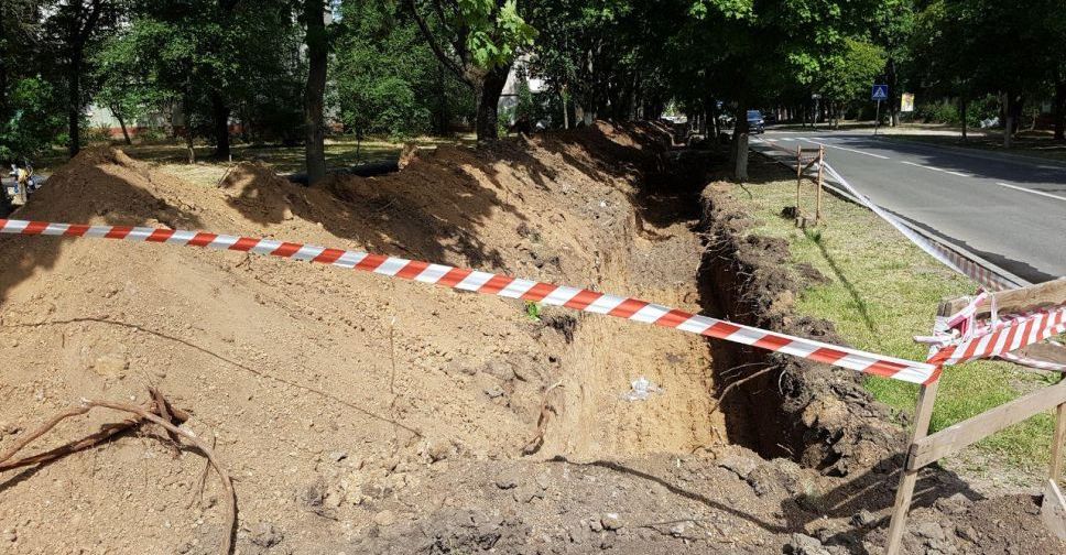 Возле памятника жертвам фашизма в Мариуполе разрыли тротуар (ФОТО)