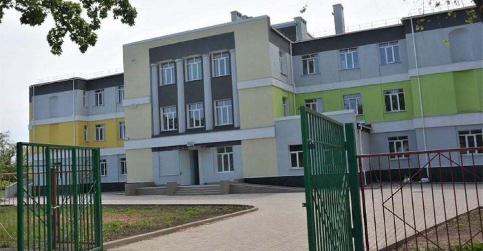 В мариупольском поселке школу за 38,5 миллионов гривен превратили в детский сад (ФОТО)