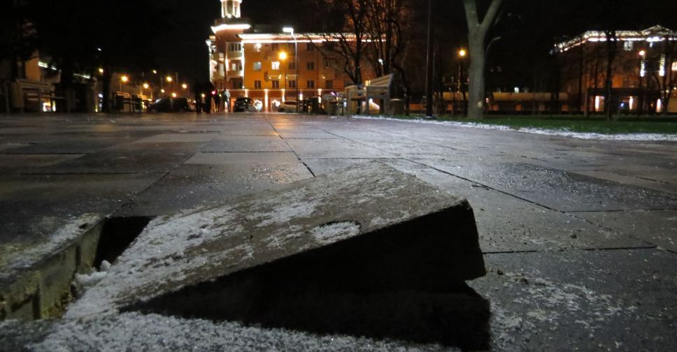 В центре Мариуполя начали разбирать новый тротуар (ФОТОФАКТ)