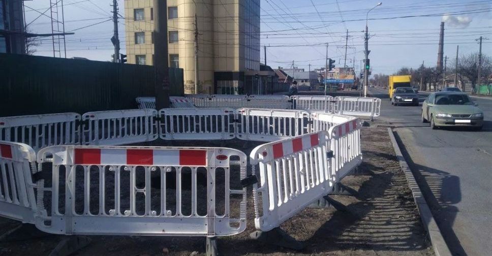 Авария на коллекторе в центре Мариуполя: когда отремонтируют сети и есть ли угроза подтопления домов?