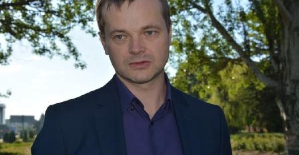 У сгоревшего горсовета в Мариуполе началась реконструкция Административной площади (ФОТО)