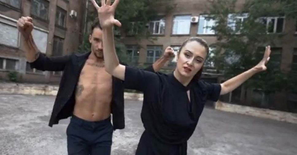 Высказывайся на  языке танца: в Мариуполе сняли клип на фоне Азовского моря и старых городских улиц