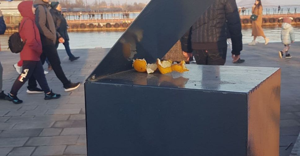 На обновленном мариупольском пирсе вандалы продолжают портить городское имущество