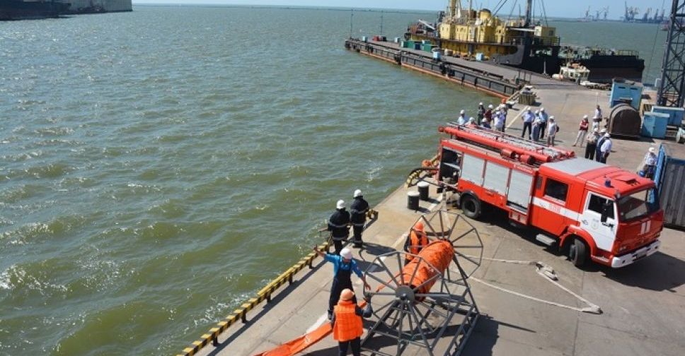 В Мариуполе учились ликвидировать темные пятна в море (ФОТО)