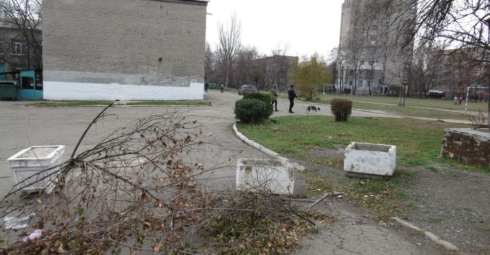 Мариупольцы в центре города строят баррикаду, чтобы обезопасить своих детей (ФОТО+ВИДЕО)