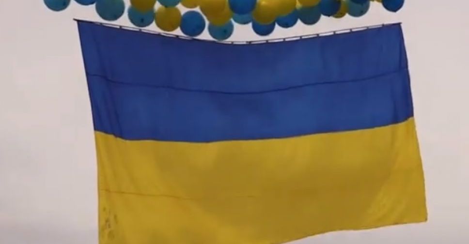 Над неподконтрольной территорией Донетчины поднят большой флаг Украины (ВИДЕО)