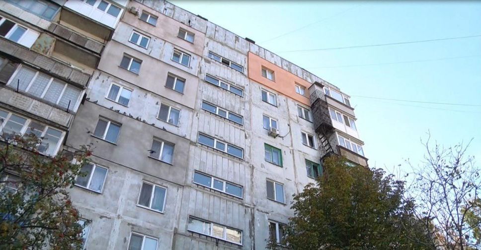 Без тепла и воды: в мариупольской многоэтажке прорвало трубу (ВИДЕО)
