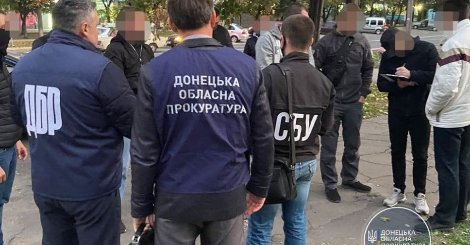 В центре Мариуполя полицейский вместе с сообщником попались на взятке