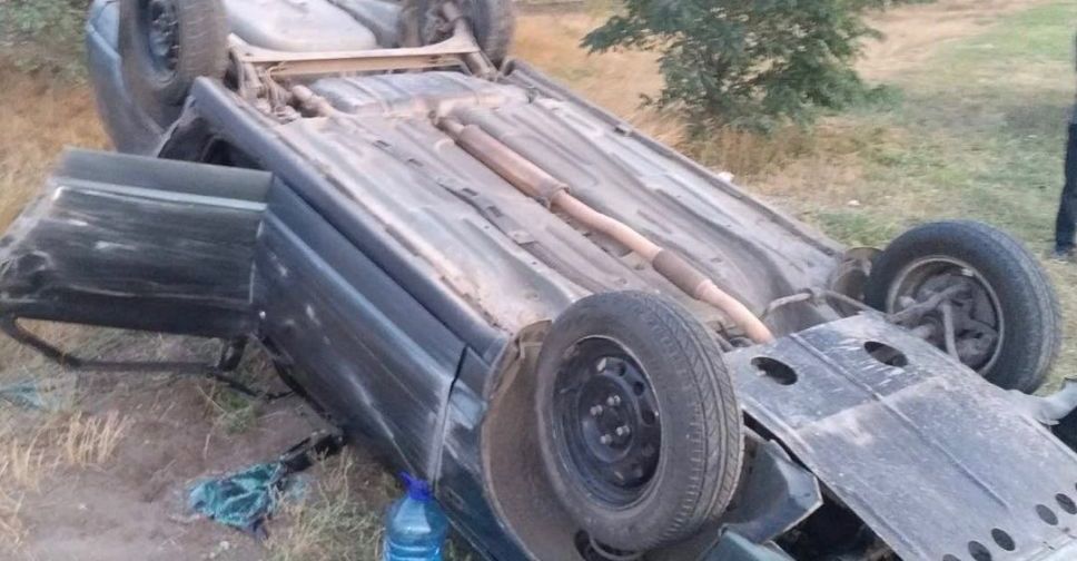 На трассе под Мариуполем перевернулась легковушка