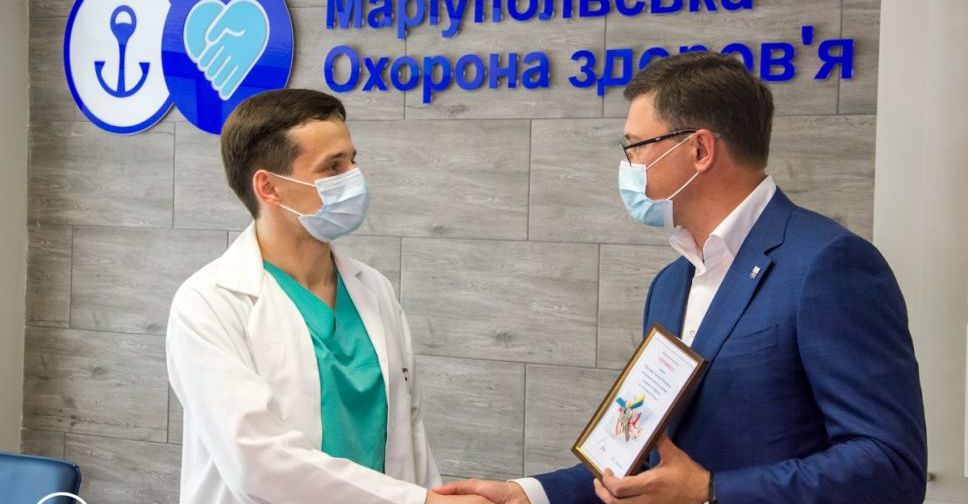 Подарок молодому хирургу: врач-интерн получил квартиру в Мариуполе (ФОТО)