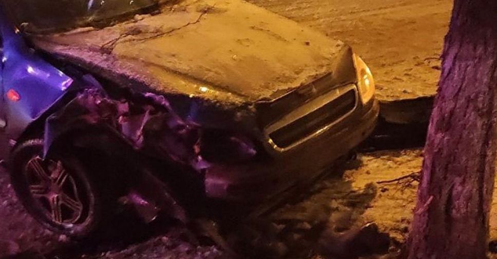 В Мариуполе легковушку на скользкой дороге занесло в дерево