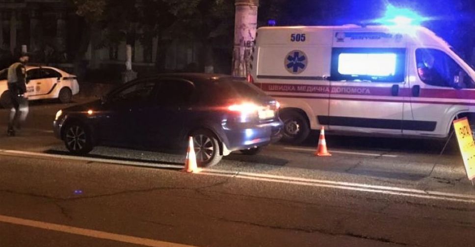 Перелом ноги и ключицы: в Мариуполе автомобиль сбил пешехода