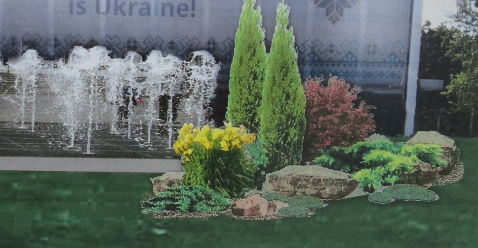 У сгоревшего горсовета Мариуполя выросла альпийская горка с вершиной-фонтаном (ФОТО+ВИДЕО)