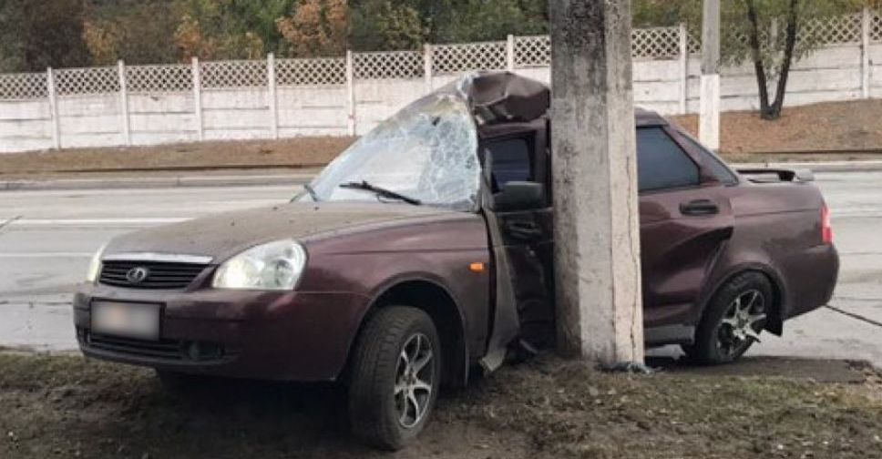 В Мариуполе ВАЗ врезался в столб: водителя забрали в больницу