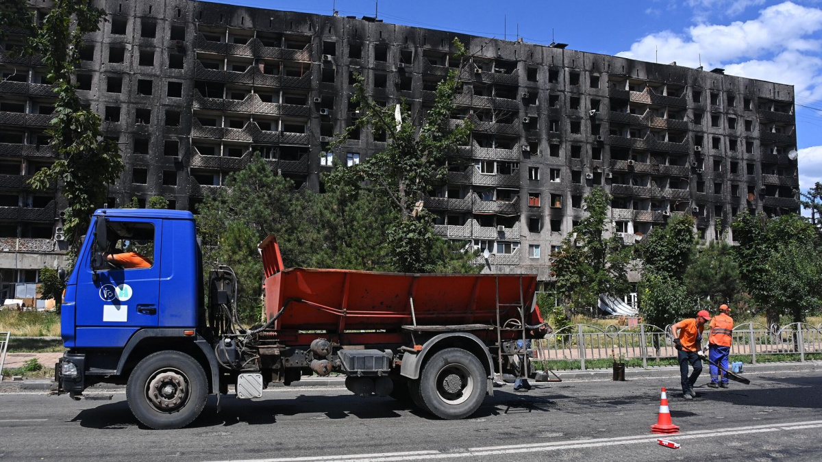 «Зняли дах та зникли» - у Маріуполі будівельники масово згортають ремонти