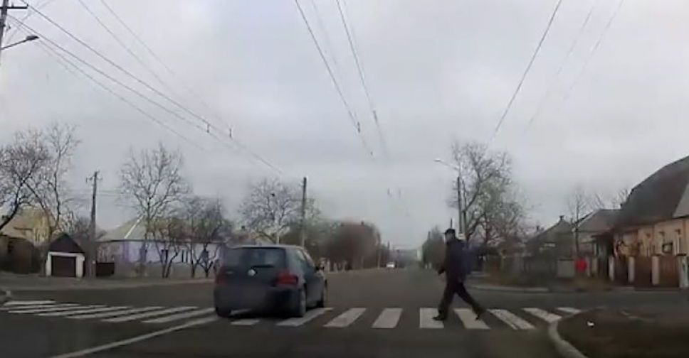 В Мариуполе автомобилисты мчат по встречной и не пропускают пешеходов