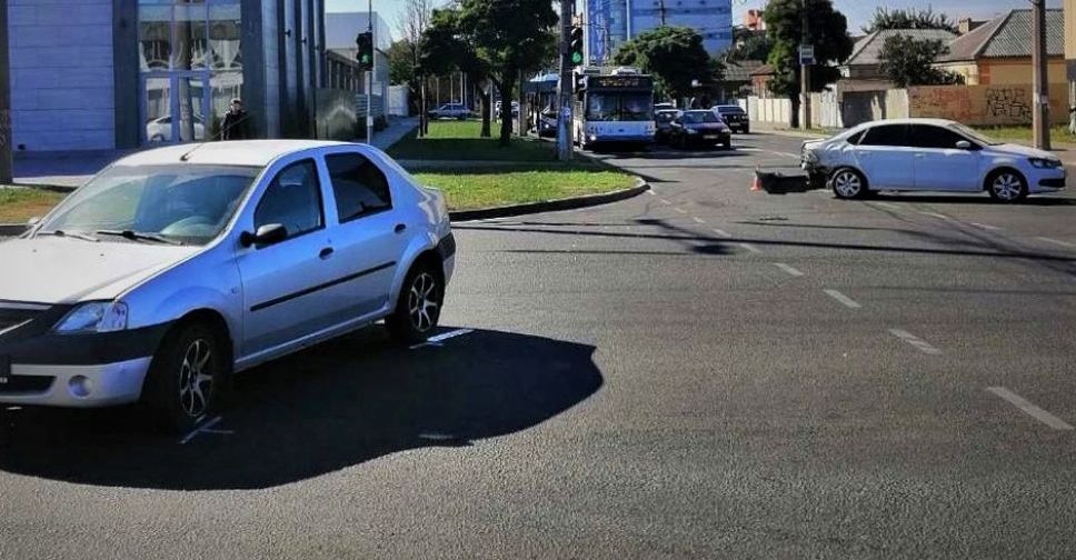 На аварийном перекрестке в Мариуполе не разъехались автомобили