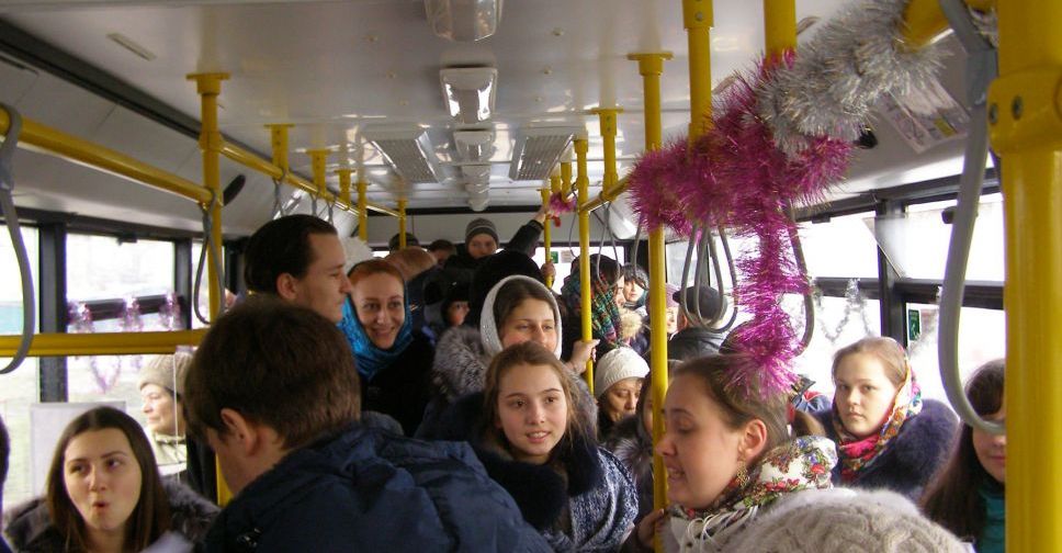 В двух Рождественских троллейбусах Мариуполя споют колядки (ФОТО)
