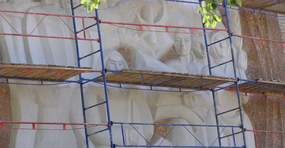 В Мариуполе на барельефе ХХ века «зашили» 8 километров трещин (ФОТО)